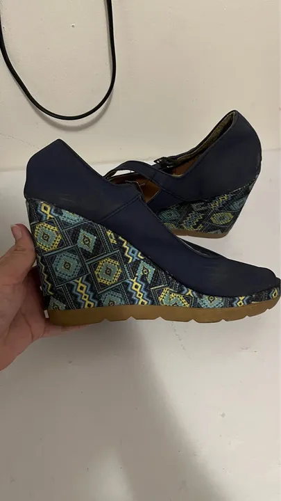 Sandália plataforma azul com estampa