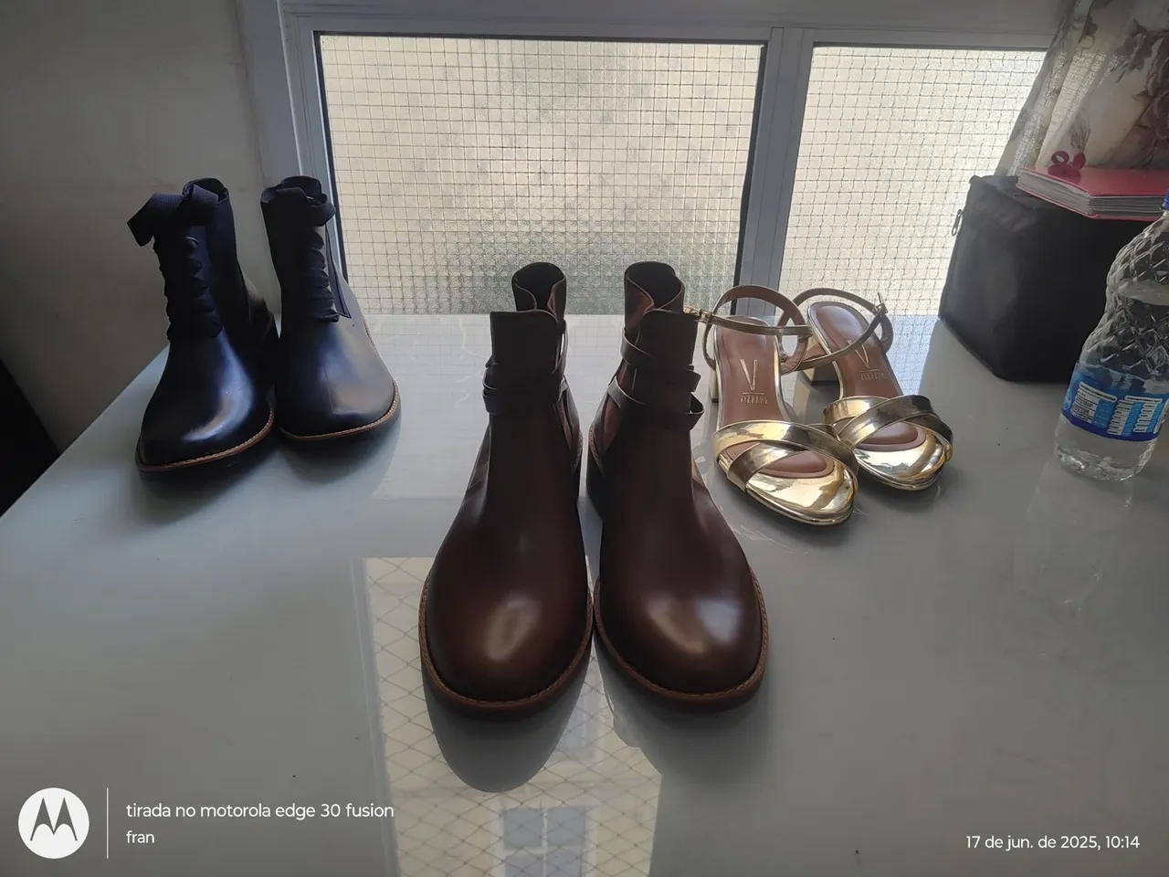 Sapatos diversos: Botas e sandálias