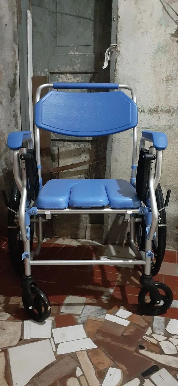 Cadeira de Banho com Rodas traseiras grande, com comadre! - Foto 3