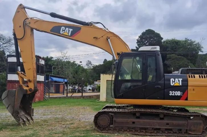 ESCAVADEIRA CATERPILLAR, MODELO 320D2, ANO 2013 - Foto 2
