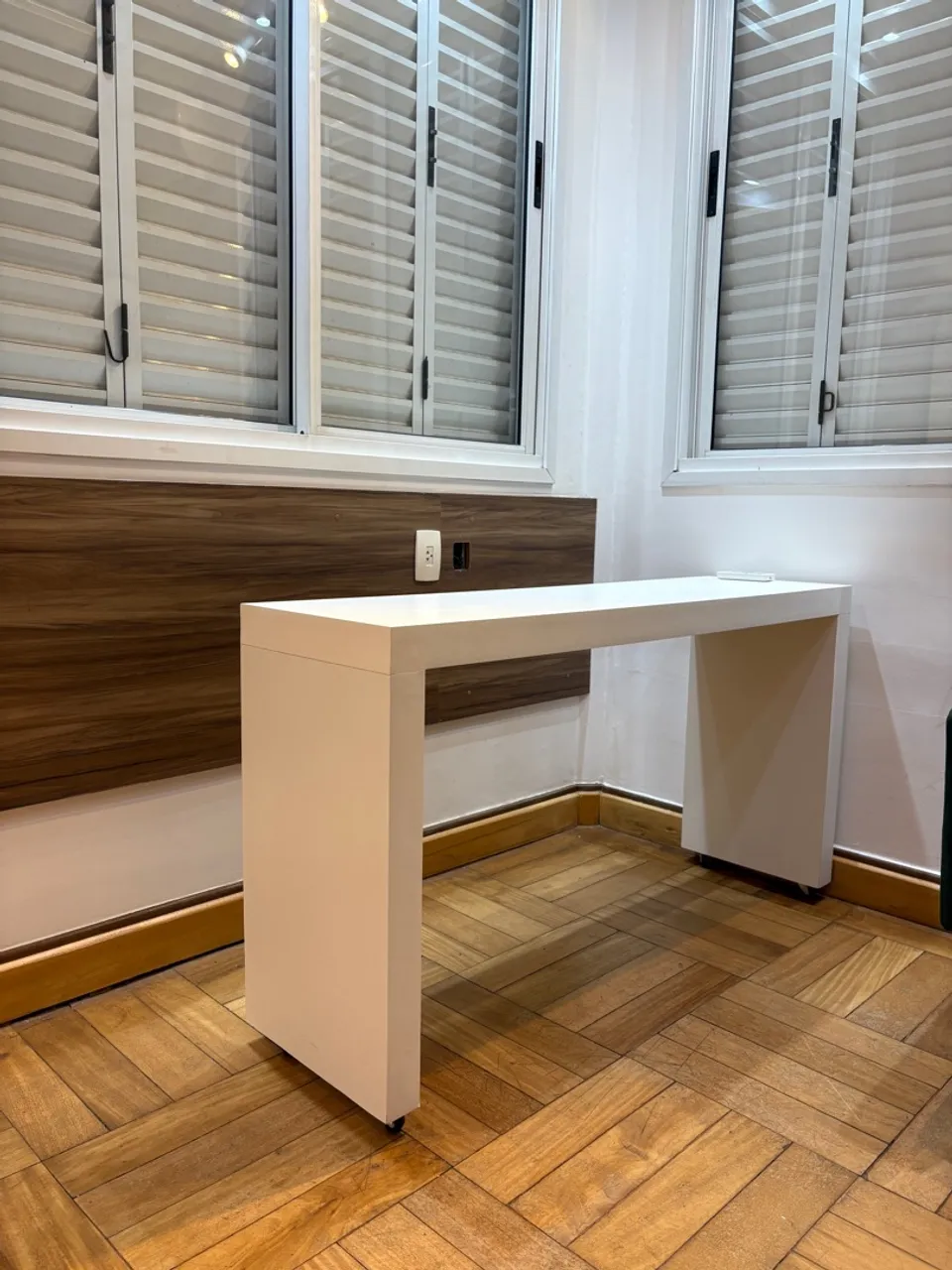 Mesa de escritório branca com rodinhas