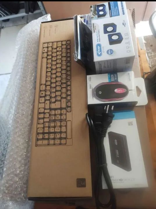 Teclado, Mouse, SSD, HD Externo, Caixa Som, Cabos VGA, Energia, etc