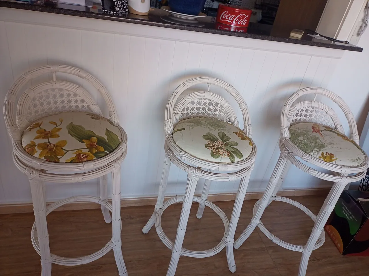 Banqueta de bambu com assento floral