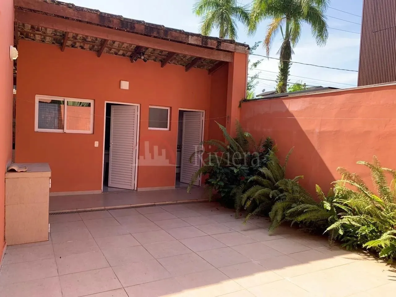 Linda Casa Disponível para Locação Anual em Condomínio na praia de CAMBURI!