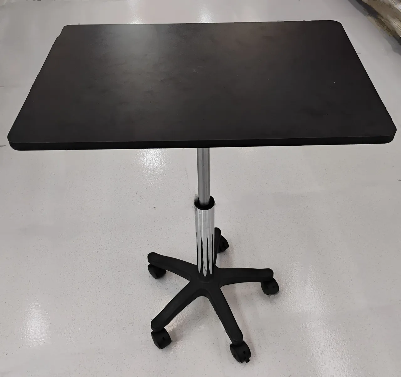 Mesa de Escritório Ajustável com Rodízios