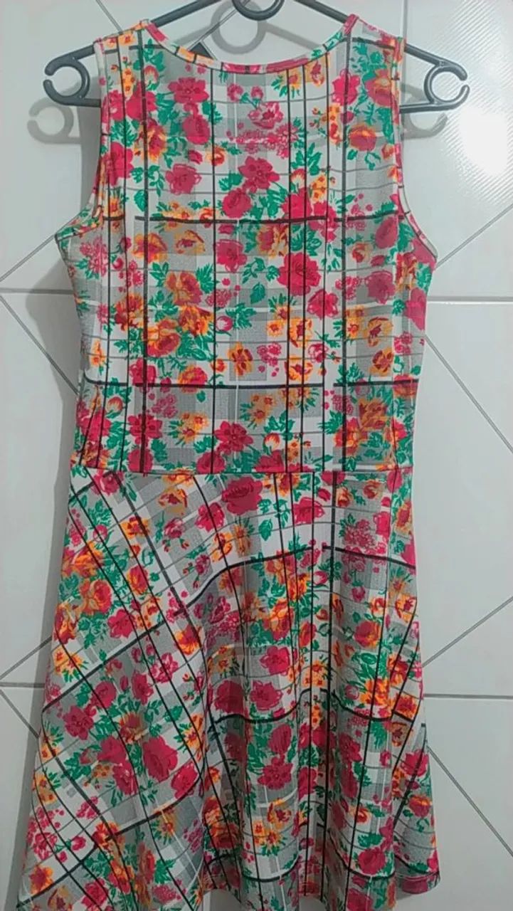 Vestido Floral com Detalhes em Xadrez - Foto 2