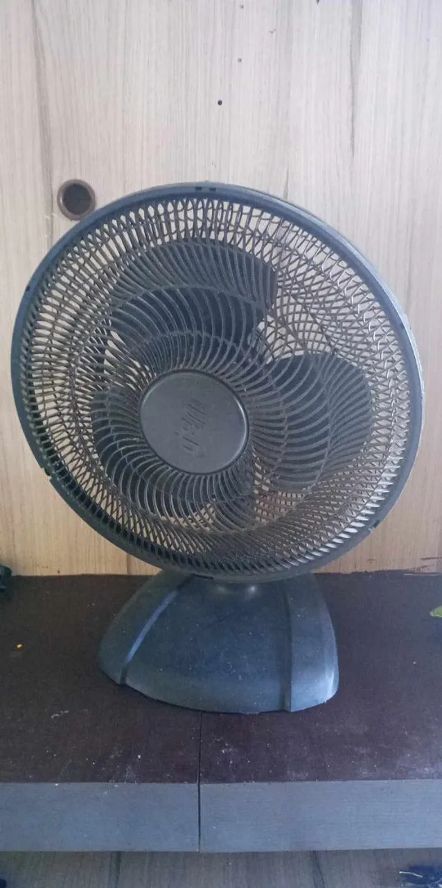 Ventilador de Mesa Preto retirada de peças