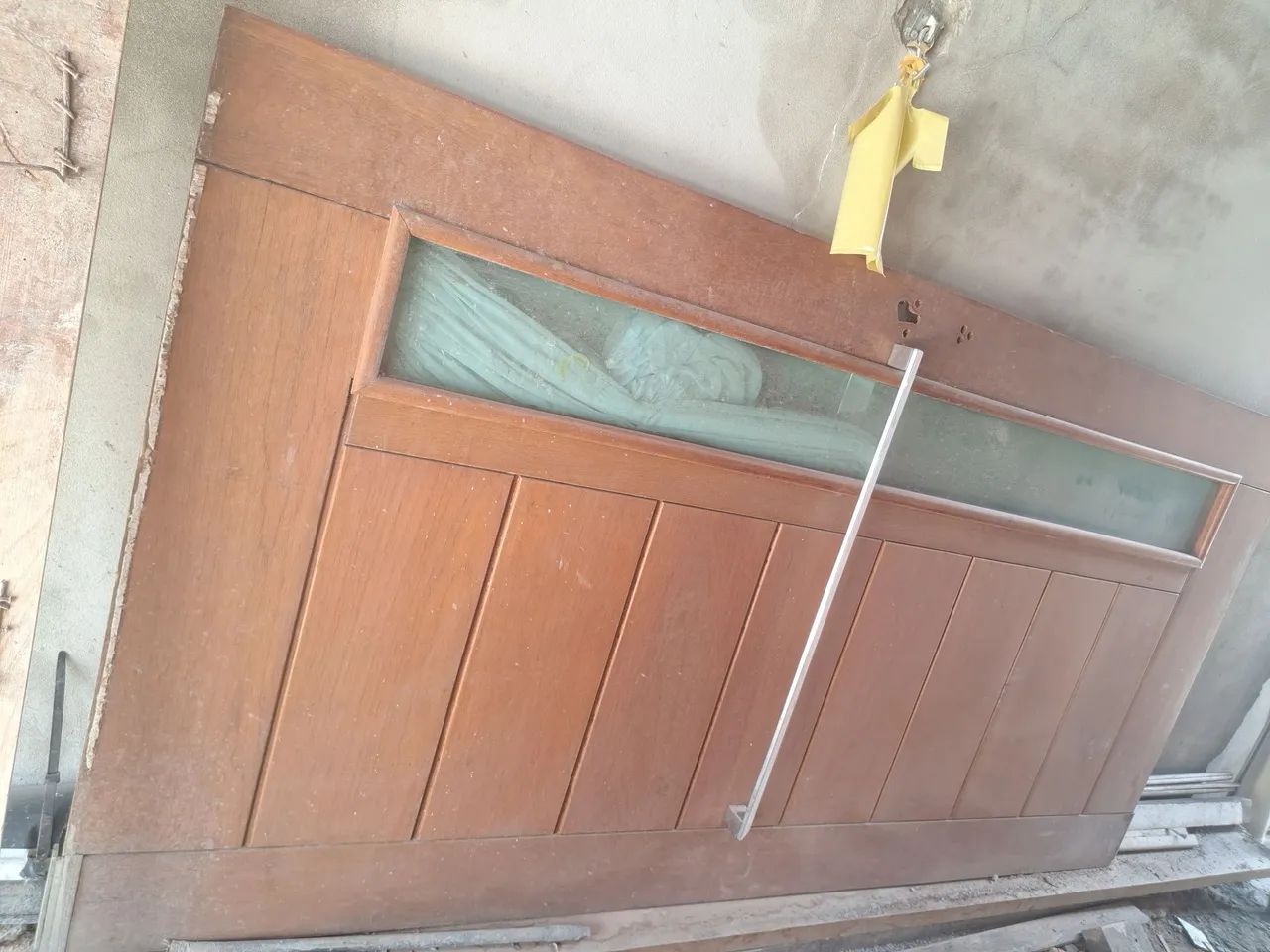 Porta de madeira maciça com puxador 64750591741953121