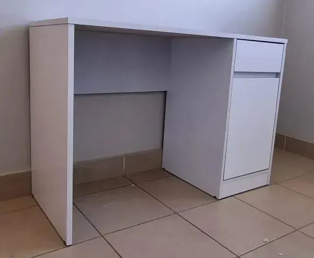 Mesa de escritorio morada demobile