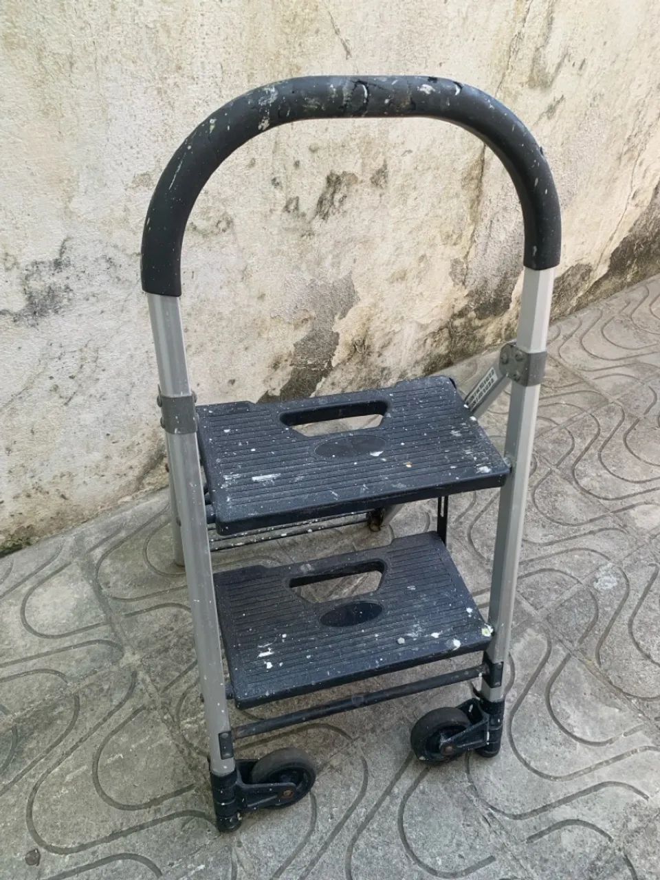 Escada de Alumínio Dobrável com Rodas