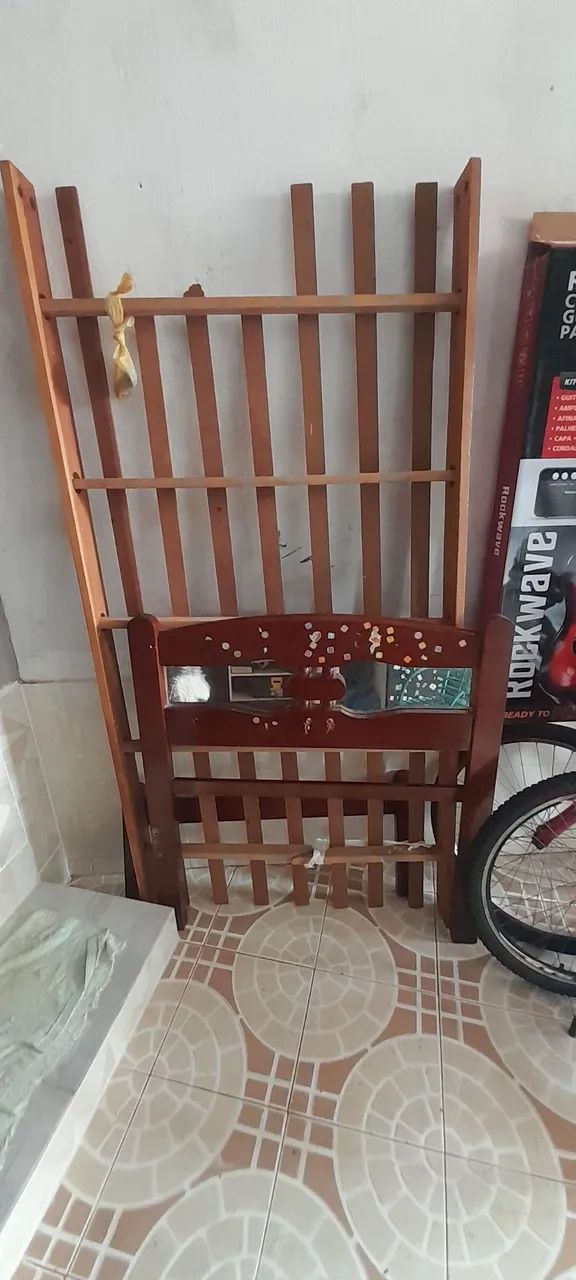 Cama de solteiro de madeira