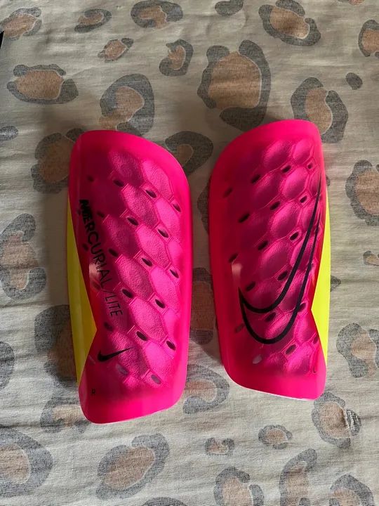 Caneleiras Nike Mercurial Lite - Tamanho Único - NOVAS - Nunca usadas. - Foto 4