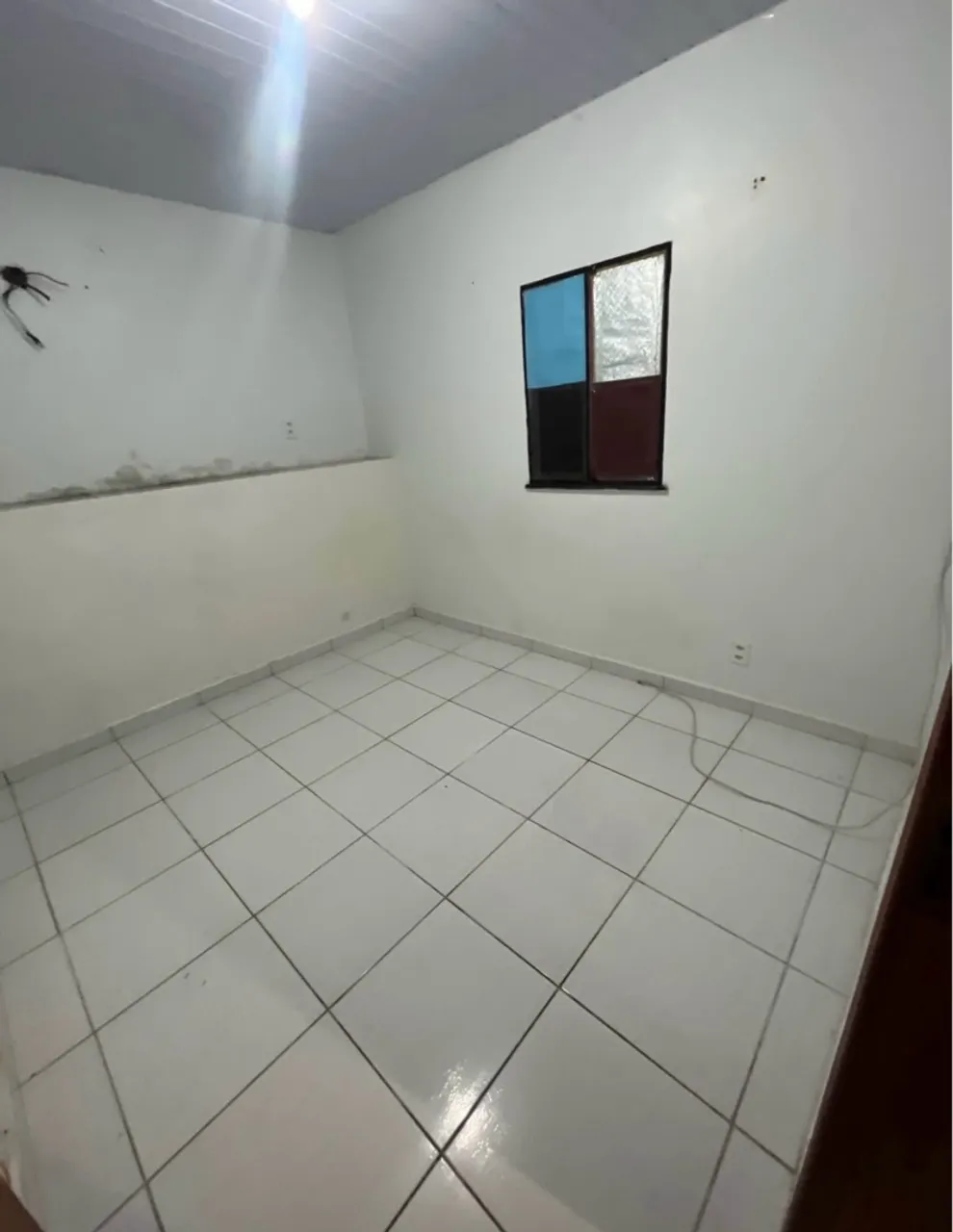 Quarto para alugar com janela colorida