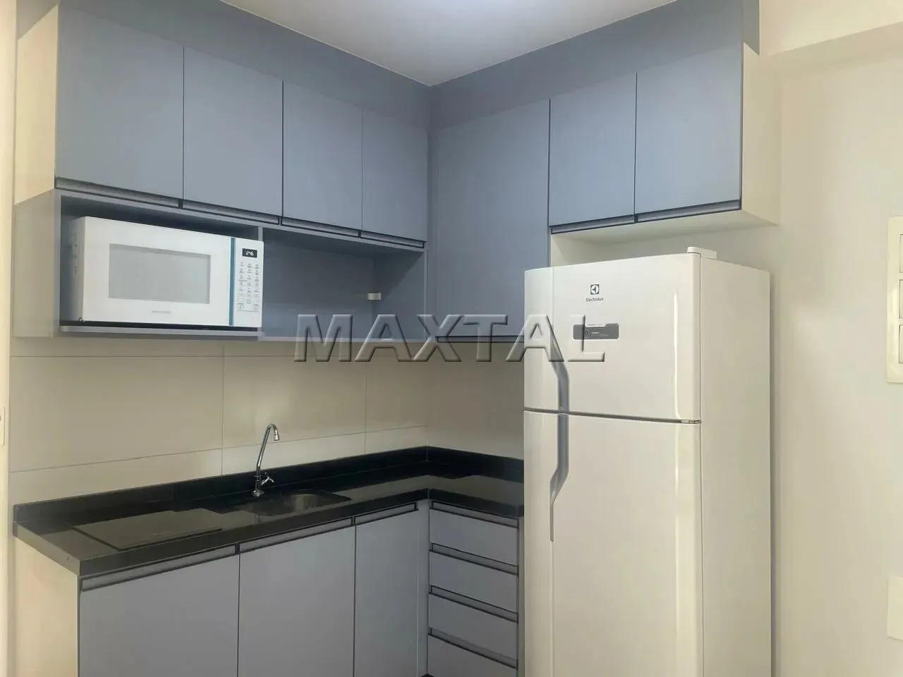 Studio mobiliado, para locação, 1 quarto, cozinha, banheiro, a 5 minutos à pé da estação d