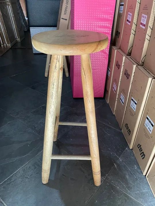 Banqueta de madeira rústica