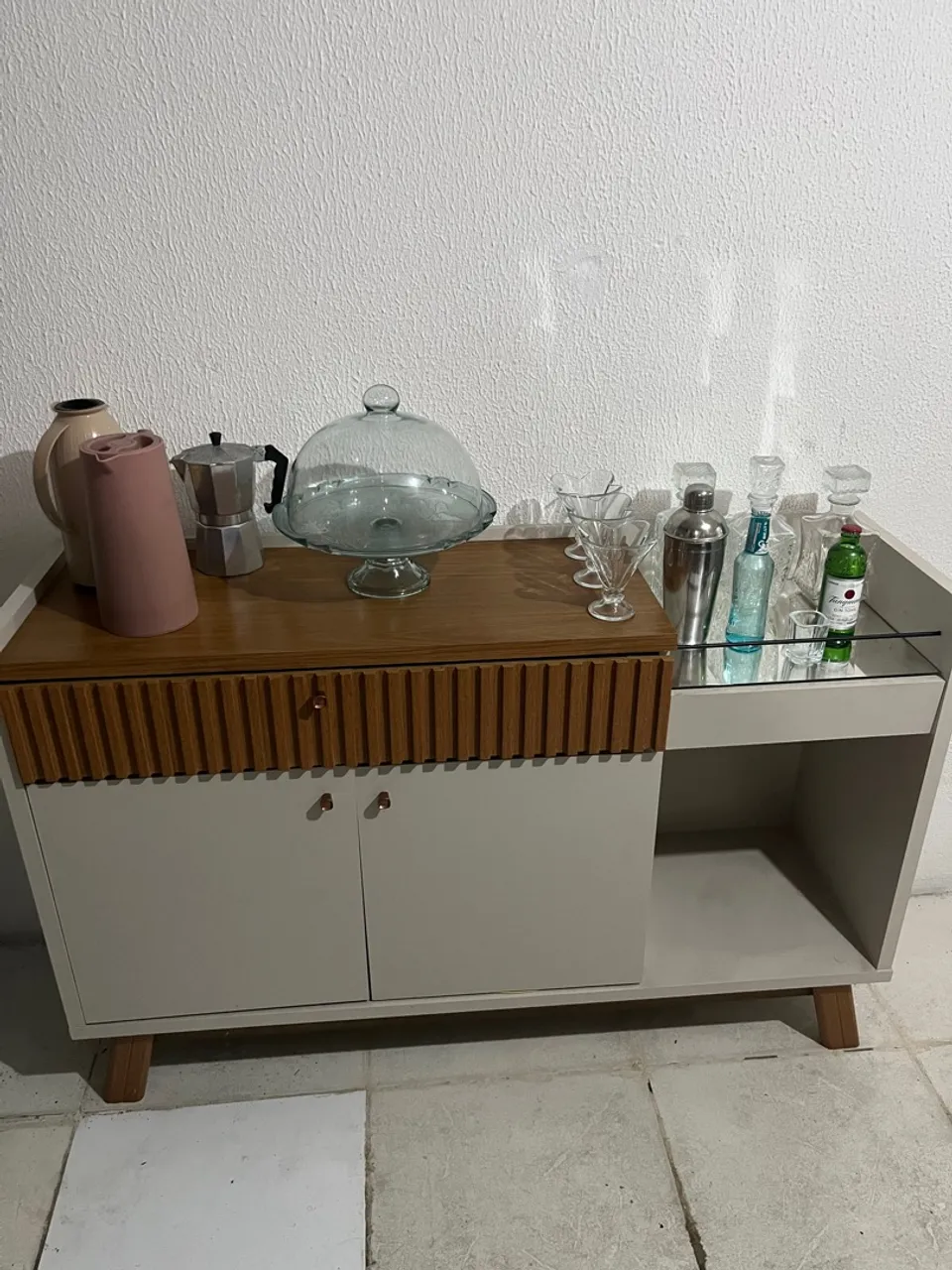 Aparador/Bar com design moderno