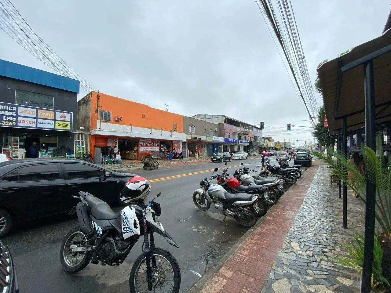 Loja de frente para a avenida principal no bairro Aeroporto, Guarapari/ES.