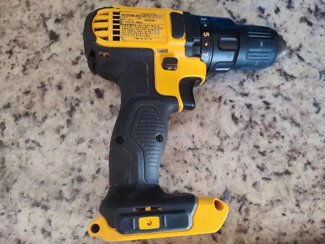 Furadeira  Dewalt Dcd 780  - Não acompanha bateria  - Foto 2