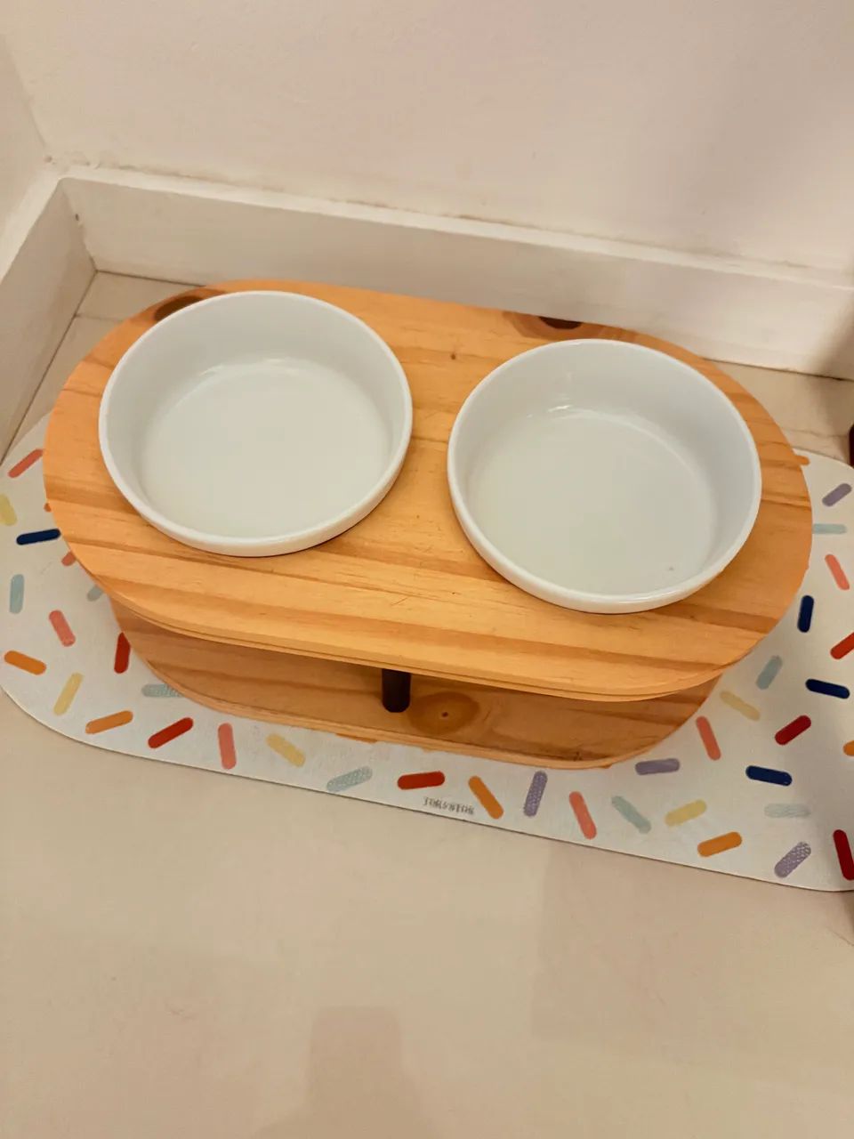 Comedouro pet porcelana e madeira - Foto 3