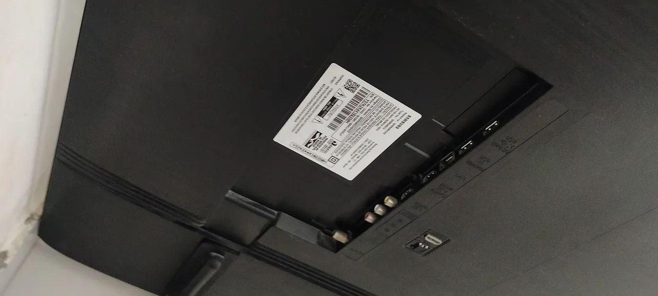 Tv com defeito (pra retirada de peças)
