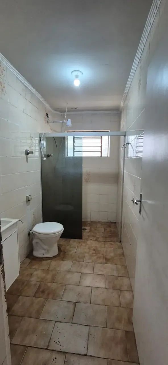 Alugo casa térrea de 3 cômodos sem garagem - Foto 4