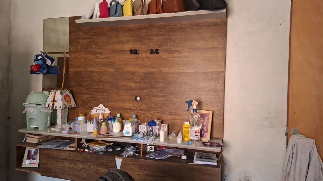 Guarda roupa e painel.
