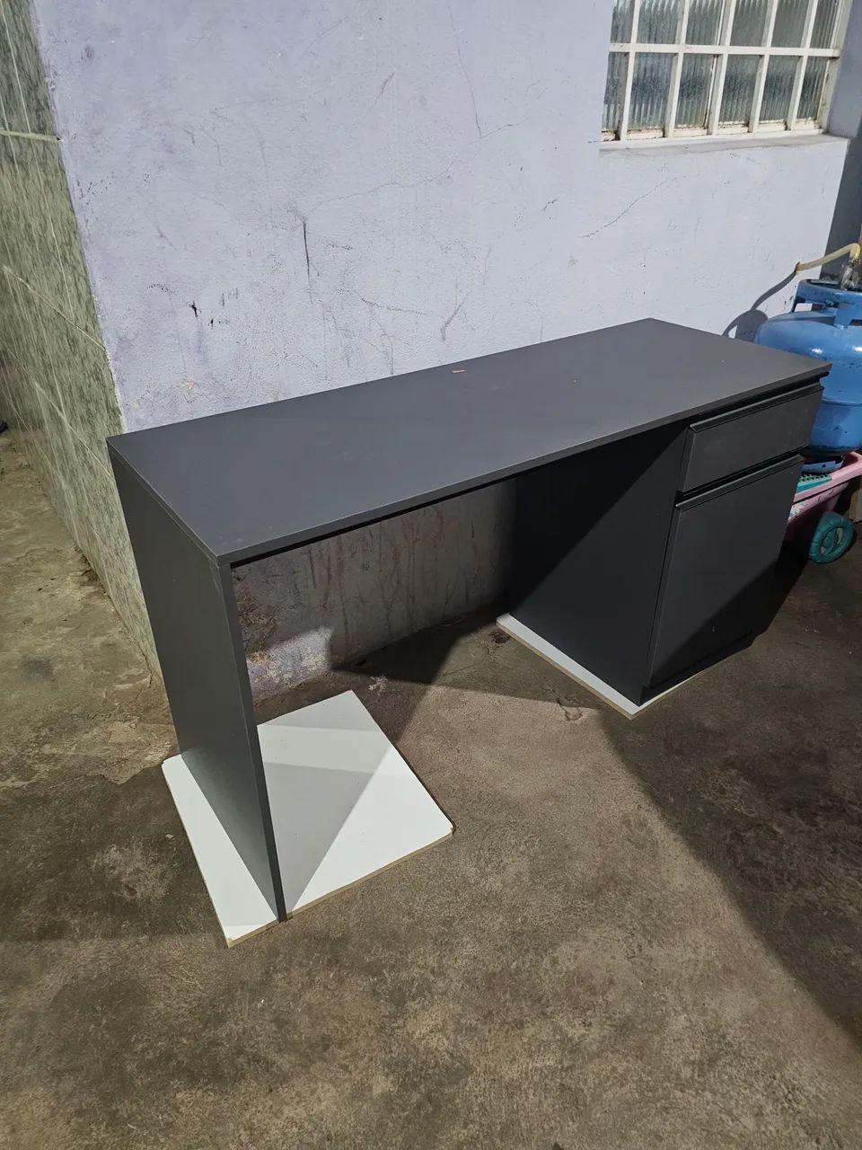 Vende-se mesa com gaveta e uma porta *96