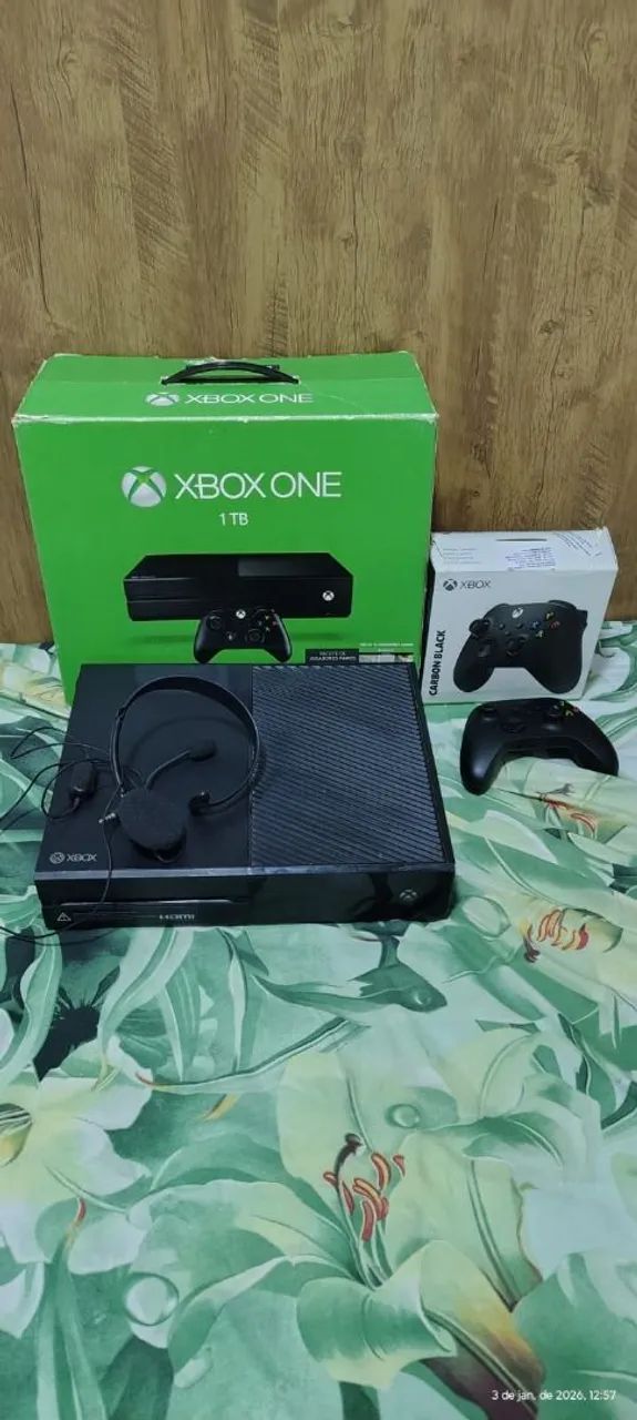 XBOX ONE FAT 1TB + headset + Controle Series Carbon Black. Todos com caixa. - Foto 2