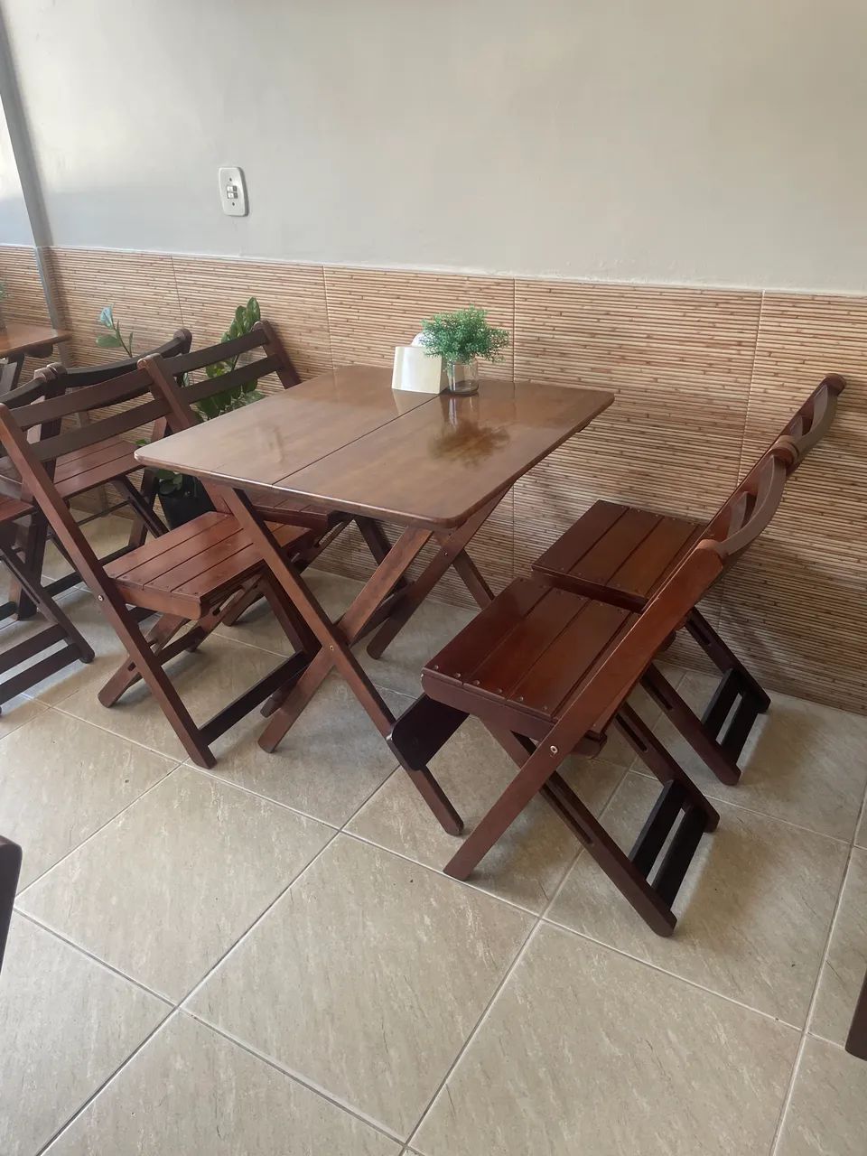 Jogo de mesa madeira com 4 cadeiras