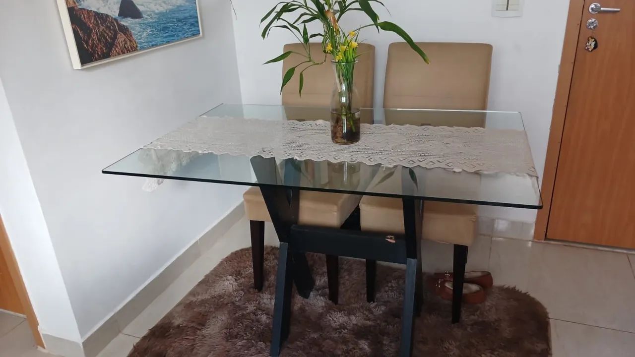 MESA COM TAMPO DE VIDRO E 4 CADEIRAS 
