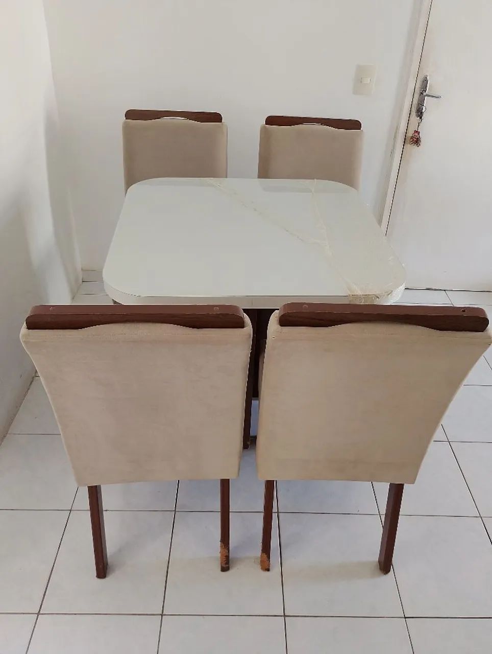 Vendo conjunto de mesa com 4 cadeiras. - Foto 2