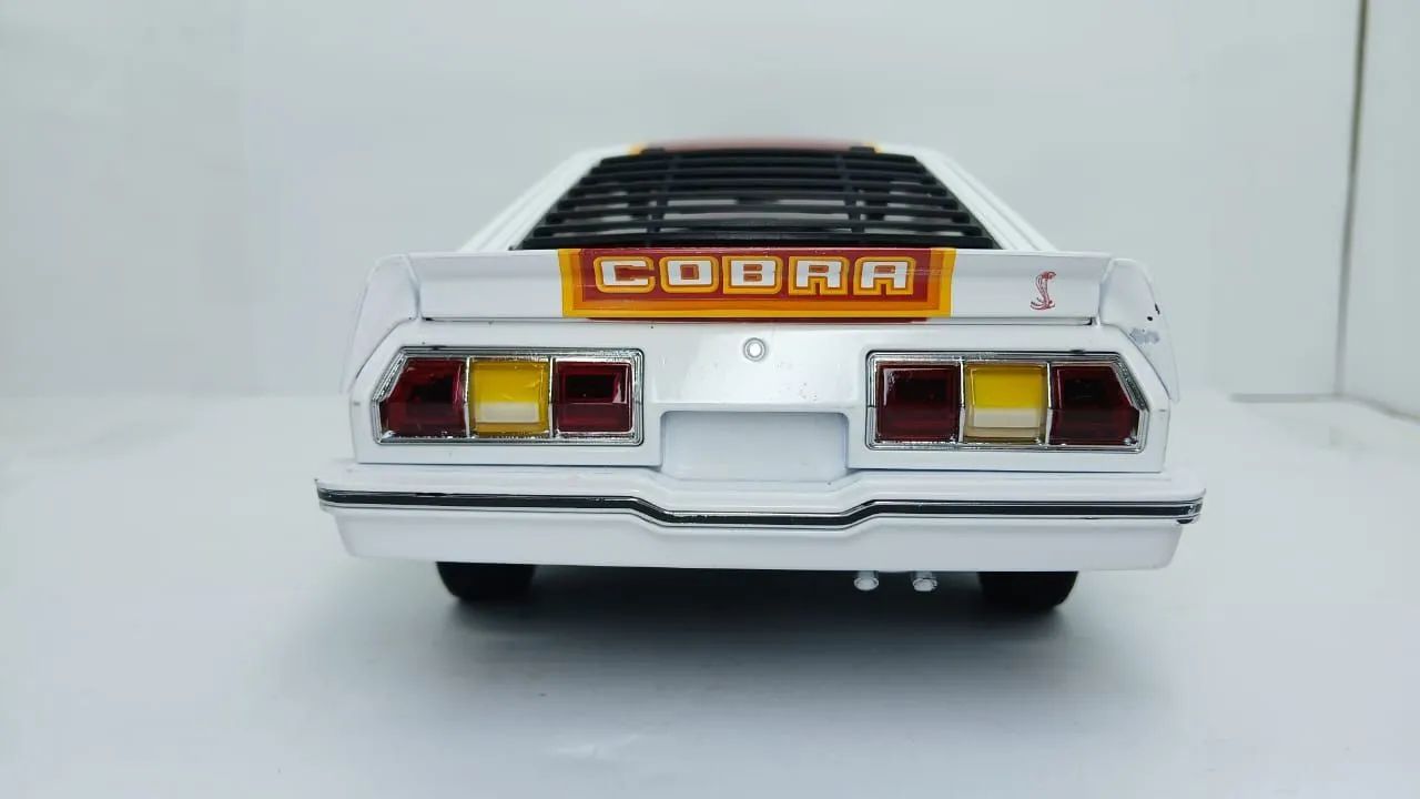 Miniatura Shelby Mustang Cobra II 1/18 - Foto 5