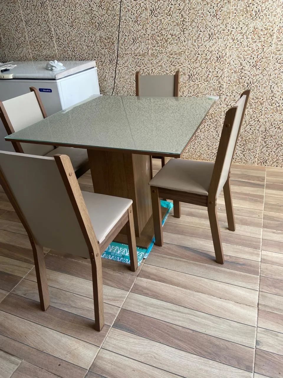 Jogo de Mesa de Jantar 4 Cadeiras Estofadas com Tampo de Vidro - Foto 3