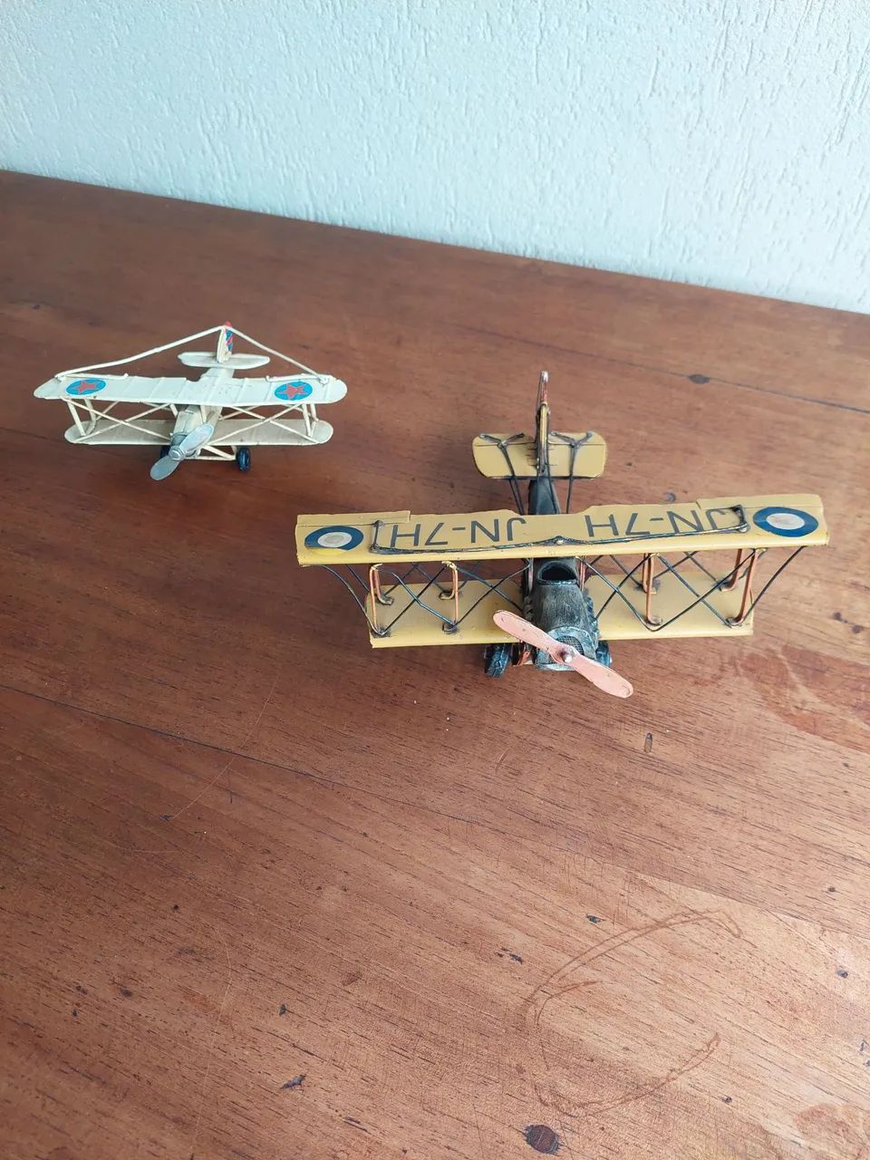 Miniatura Dois biplanos, amarelo e branco: