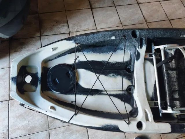 Caiaque Tucunaré com suporte para motor e pedal, semi-novo - Foto 5