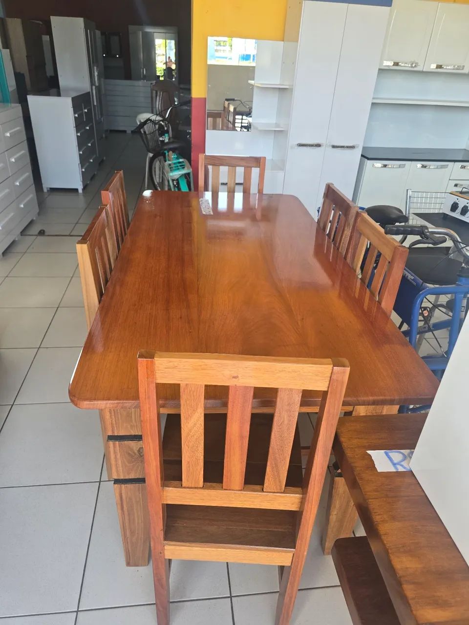 Mesa de madeira com 6 cadeiras - Foto 2