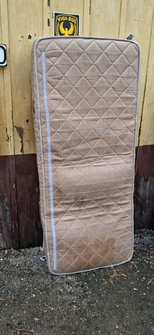 Colchão de solteiro em bom estado, bege.