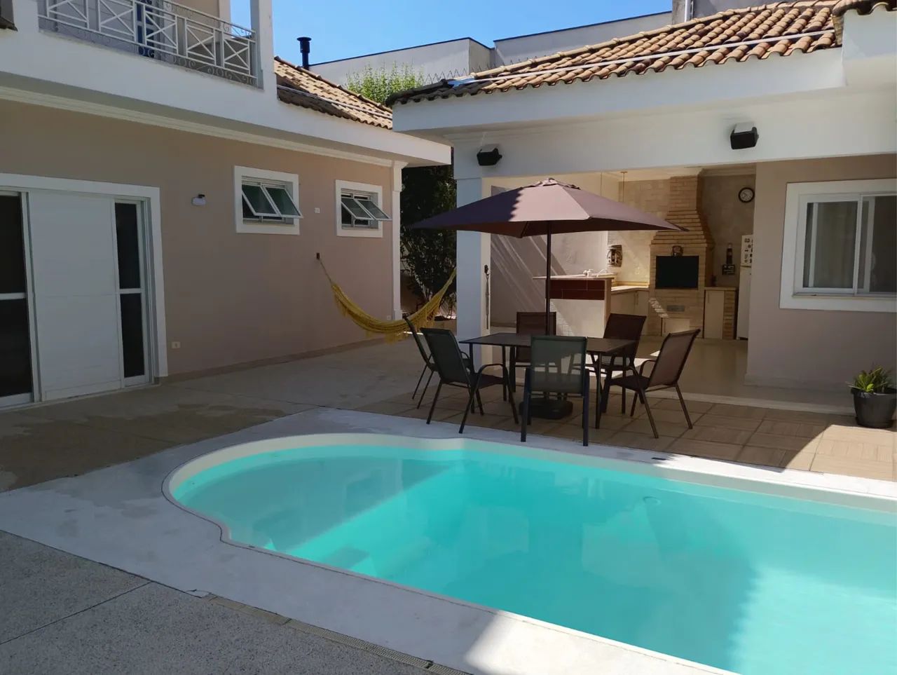 Residência com 350 m² no bairro Jardim Oásis em Taubaté 