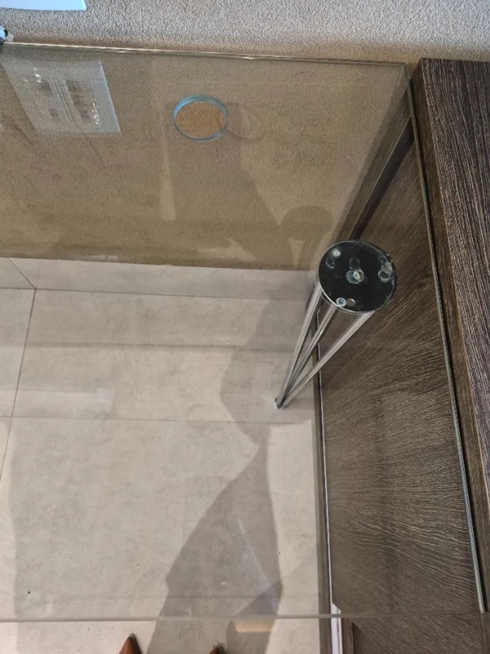 Mesa de escritório em L com tampo de vidro  - Foto 5