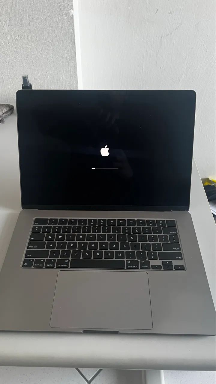 MacBook Air m2 15,6?