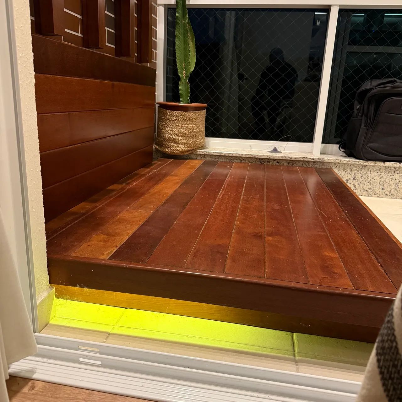 SOFÁ-CAMA / DAYBED DE VARANDA EM MADEIRA MACIÇA COM ILUMINAÇÃO LED - Foto 2