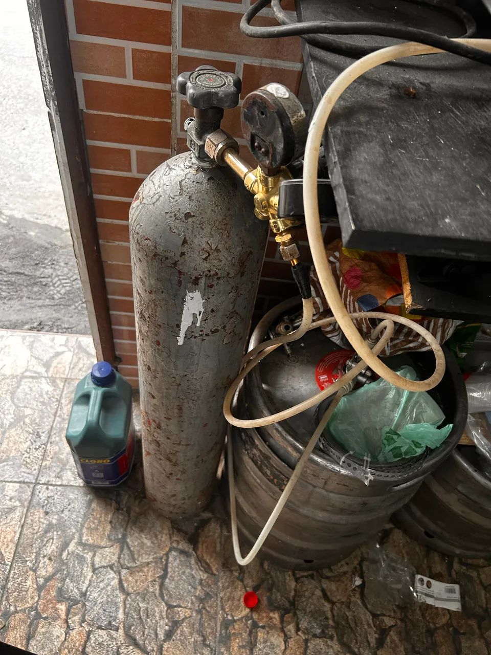 Chopeira bramah 220v + 1barril de 50 litros e 1 de 30 , cilindro grande   - Foto 2