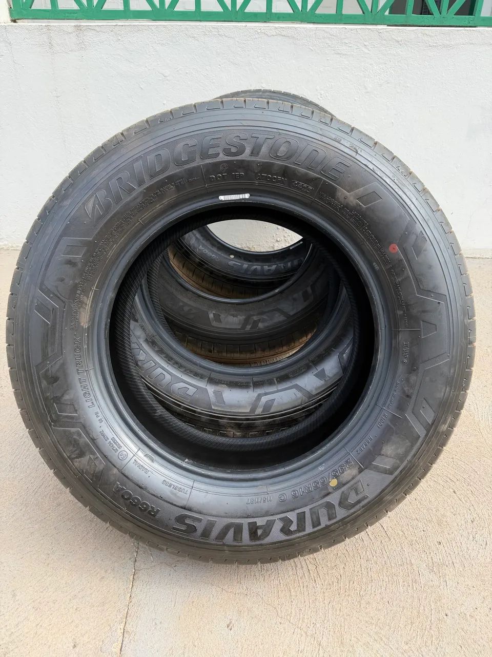 4 Pneus 235/65R16 C Bridgestone Duravis Novos - Foto 3