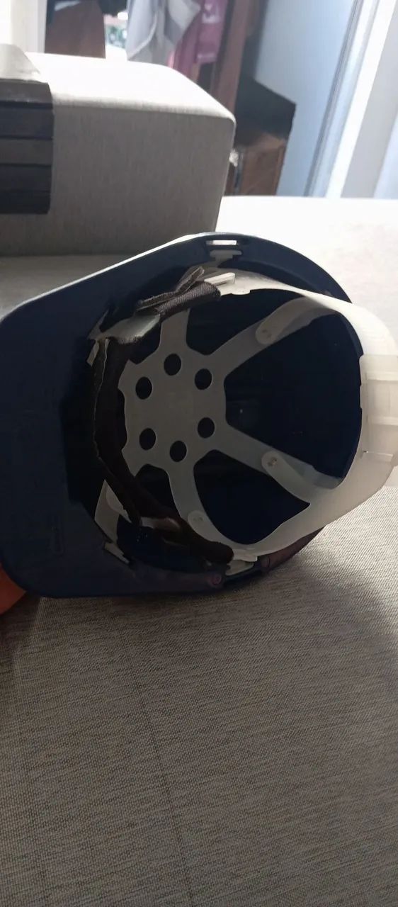 Capacete de obras pouquíssimo usado - Foto 2