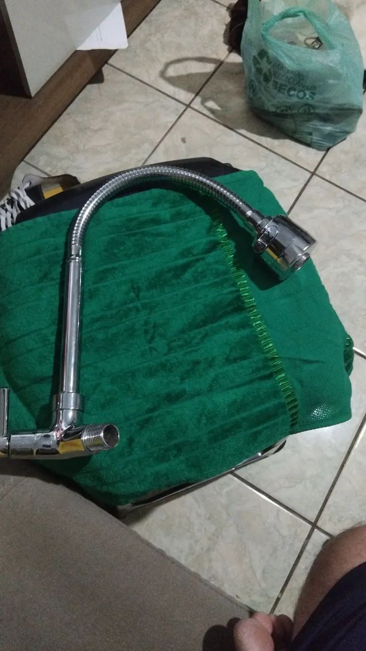 Vendo torneira flexivel de metal 