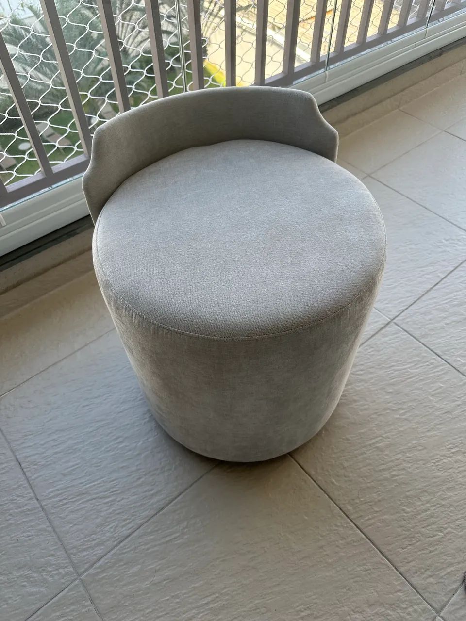 Poltrona/Puff giratória cinza novo perfeito  - Foto 5