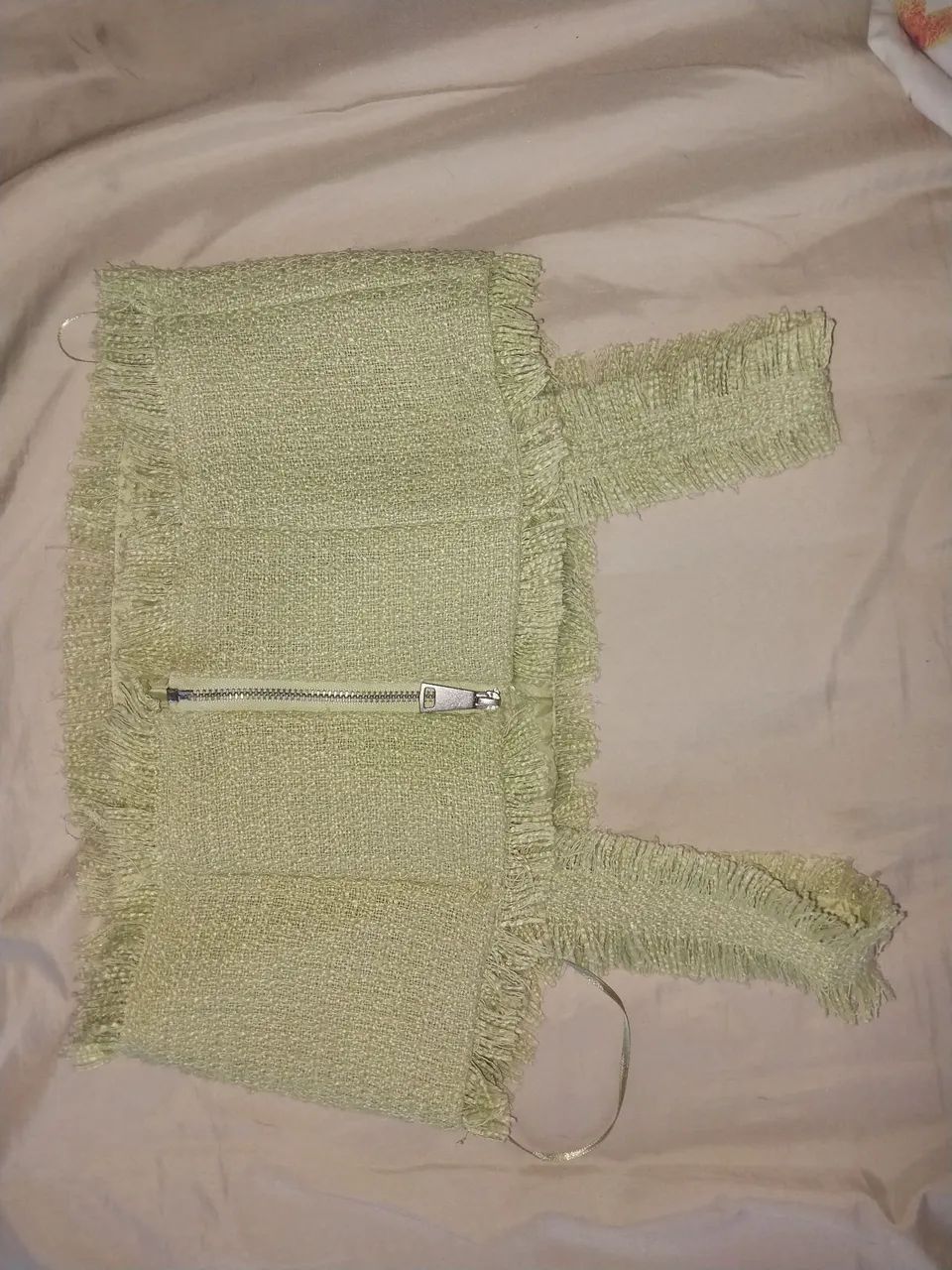 Blusa cropped de tweed verde com acabamento desfiado - Foto 2
