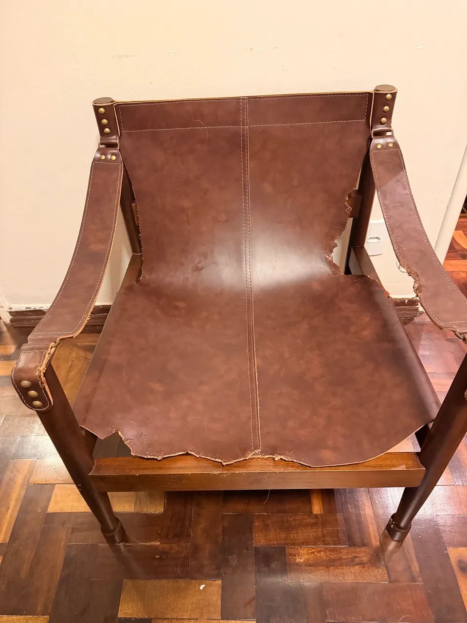 Poltrona TokStok de couro 