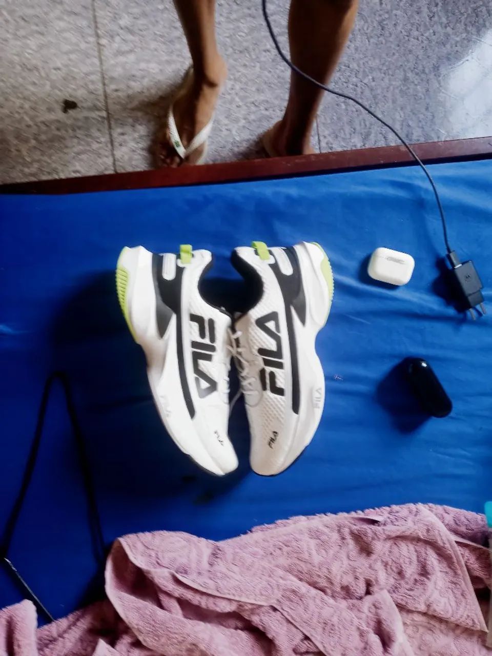 Fila Recovery  branco  com detalhes de verde e preto  - Foto 2