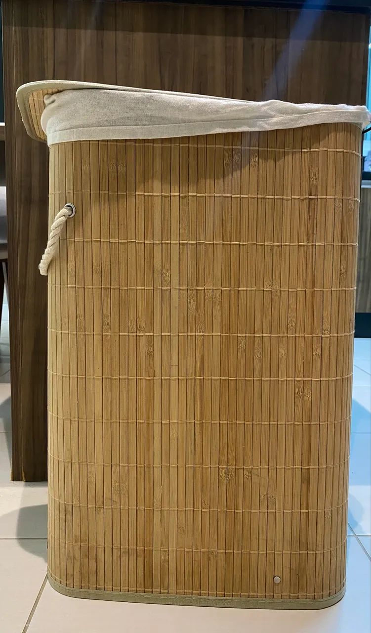 Cesto de roupa em bambu